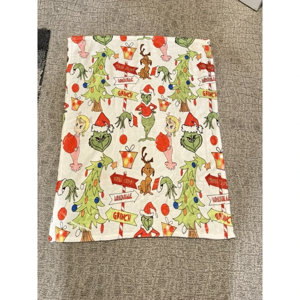 Dr. Seuss The Grinch throw blanket is made of super soft flannel fleece 40